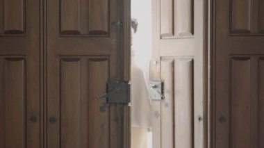 Sadık Kadın Dini Dualar Ritüeli yapıyor. Yüksek kalite 4k görüntü