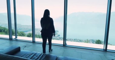 Glass Window View 'da başarılı bir iş kadını yöneticisi. Yüksek kalite 4k görüntü