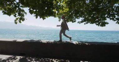 Kaygısız erkek retro stili göl iskelesinde açık havada yürüyor. Yüksek kalite 4k görüntü