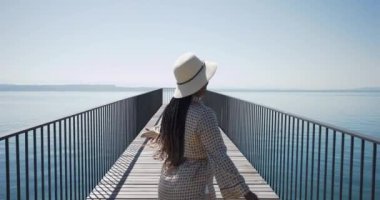 Genç Afrikalı Kadın Köprü Yolu 'nda Göl Manzarası Panoraması ile Yürüyor. Yüksek kalite 4k görüntü