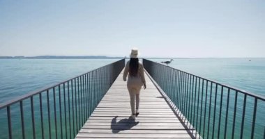 Genç Afrikalı Kadın Köprü Yolu 'nda Göl Manzarası Panoraması ile Yürüyor. Yüksek kalite 4k görüntü