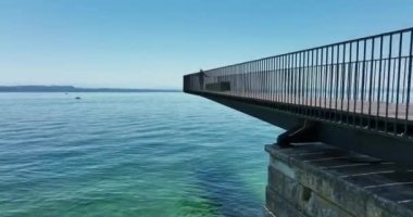 Genç Afrikalı Kadın Köprü Yolu 'nda Göl Manzarası Panoraması ile Yürüyor. Yüksek kalite 4k görüntü