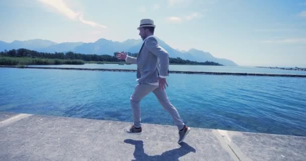 Neşeli Heyecanlı Koşan Zıplayan Neşeli Adam Yüksek Kalite Görüntü — Stok video