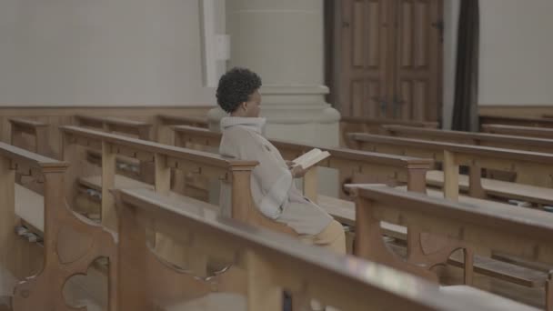 Νεαρή Αφρικάνα Σγουρά Μαλλιά Προσεύχεται Μέσα Στην Εκκλησία Υψηλής Ποιότητας — Αρχείο Βίντεο
