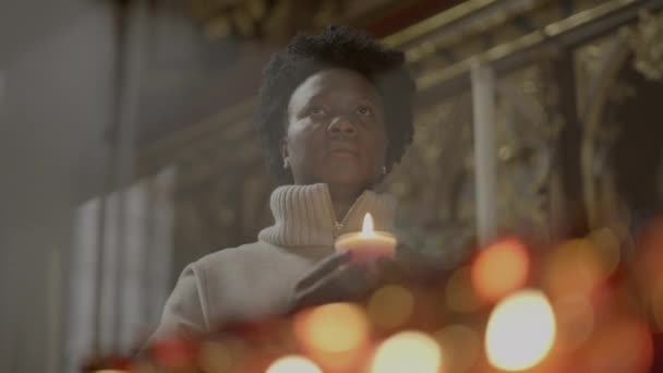 教会内でキュリーな髪の礼拝をしている若いアフリカ人女性 高品質の4K映像 — ストック動画