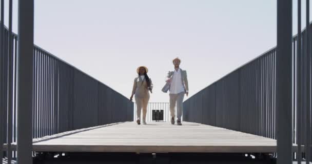 Due Giovani Che Camminano Insieme Sulla Strada Ponte Con Vista — Video Stock