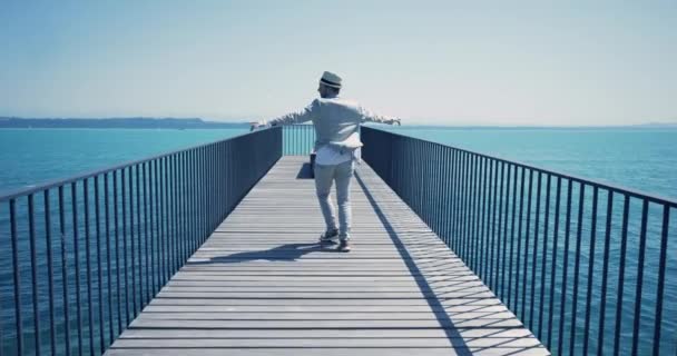 Homem Jovem Estilo Vintage Retro Caminhando Estrada Ponte Com Vista — Vídeo de Stock