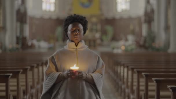 Kilisede Dua Eden Kıvırcık Saçlı Genç Afrikalı Kadın Yüksek Kalite — Stok video