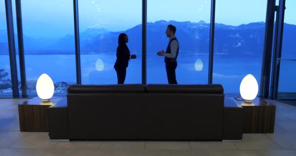 Dua Orang Bisnis Muda Berbicara Bersama Dalam Lobi Kantor Modern — Stok Video