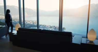 Genç Afrikalı Kadın, Finans İşletmeleri Kariyeri 'nde çalışıyor. Yüksek kalite 4k görüntü