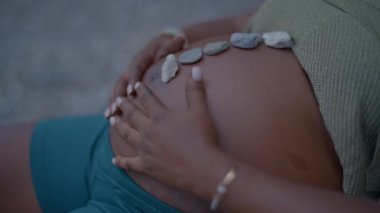 Genç Hamile Kadın Annelik Günü 'nde Doğada Nehirde Rahatlıyor. Yüksek kalite 4k görüntü