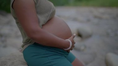 Genç Hamile Kadın Annelik Günü 'nde Doğada Nehirde Rahatlıyor. Yüksek kalite 4k görüntü