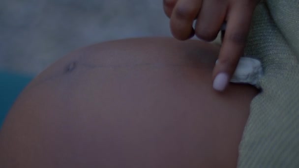 Genç Hamile Kadın Annelik Günü Nde Doğada Nehirde Rahatlıyor Yüksek — Stok video