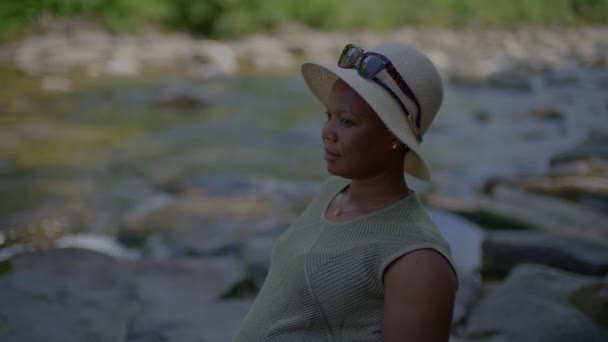 Νεαρή Έγκυος Γυναίκα Χαλαρώνοντας Στη Φύση Στο Ποτάμι Στην Μητρότητα — Αρχείο Βίντεο