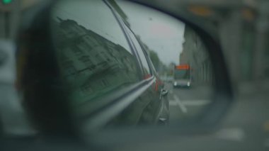 Şehir Yolunda Araba Aynası Sürüşü 'nün POV görüntüsü. Yüksek kalite 4k görüntü