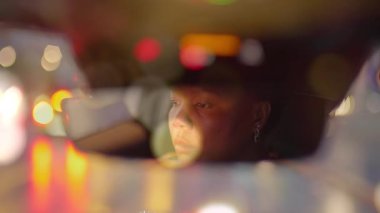 Kentsel Şehir Caddesinde araba süren genç Afrikalı kadın. Yüksek kalite 4k görüntü