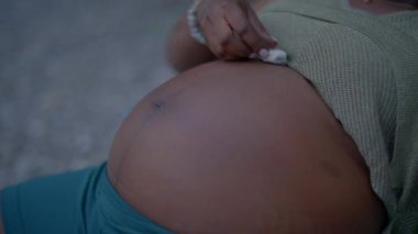 Genç Hamile Kadın Annelik Günü 'nde Doğada Nehirde Rahatlıyor. Yüksek kalite 4k görüntü