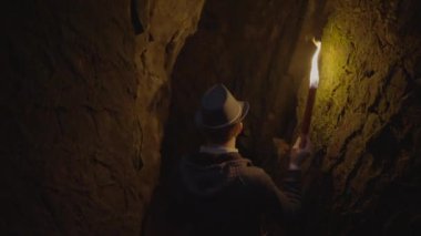 Alevli Meşale Işığıyla Korkunç Gece Macerasında Yalnız Genç Erkek. Yüksek kalite 4k görüntü