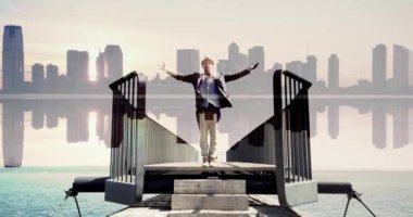 Futuristik Cadde 'de Ağır Çekimde Koşan Bir Erkek