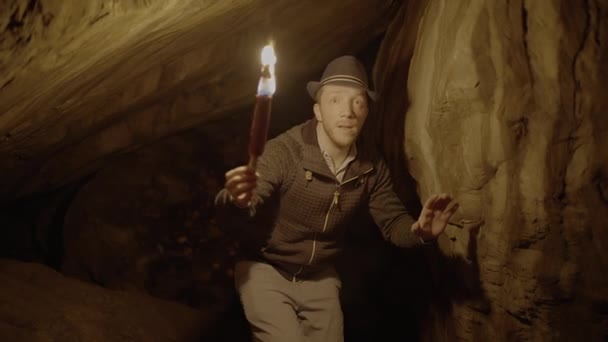 Man Die Een Brandende Fakkel Vasthoudt Die Forest Cave Landscape — Stockvideo