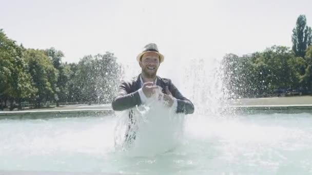 夏の水の泉で踊るハッピーヤングマン 高品質のフルHd映像 — ストック動画