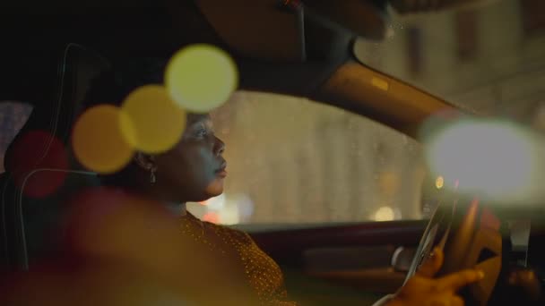 Tânără Femeie Africană Conducere Auto Urban City Street Commuting Înregistrare — Videoclip de stoc