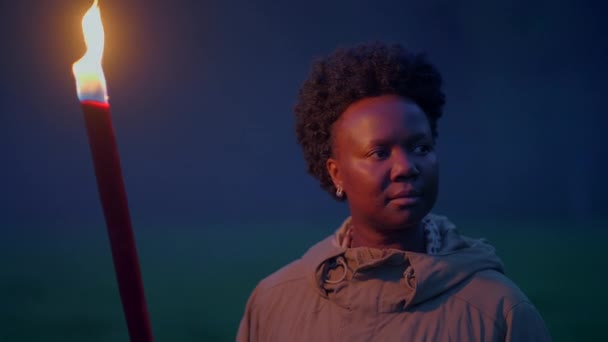 Jonge Afrikaanse Vrouw Met Krullend Haar Verkennen Donkere Nacht Met — Stockvideo
