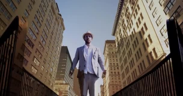 Futuristik Cadde Ağır Çekimde Koşan Bir Erkek — Stok video