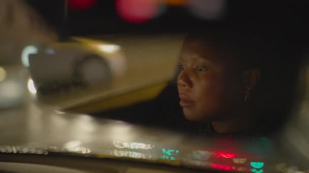 Jonge Afrikaanse Vrouw Rijdt Auto Urban City Street Pendelen Hoge — Stockvideo