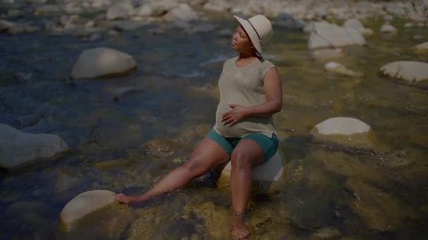 Zorgeloze Afrikaanse Moeder Tijdens Zwangerschap Moederschapstijd Genieten Van Het Leven — Stockvideo