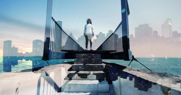 Mujer Africana Joven Despreocupada Caminando Puente Disfrutando Vida Fuera Imágenes — Vídeo de stock