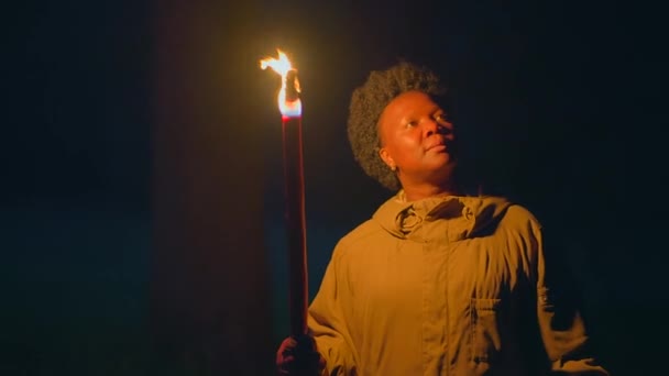 Orang Perempuan Pemberani Memegang Flaming Torchlight Berjalan Keluar Pintu Rekaman — Stok Video