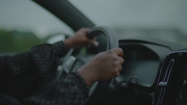 Młoda Afrykanka Jadąca Samochodem Ulicą Miejską Dojeżdżająca Pracy Wysokiej Jakości — Wideo stockowe
