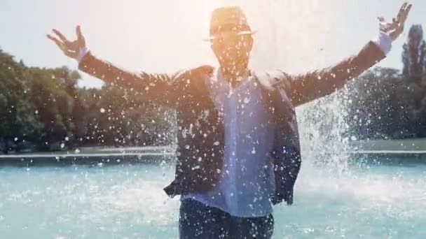 Happy Young Man Dancing Water Fountain Inglês Imagens Fullhd Alta — Vídeo de Stock