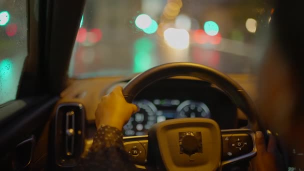 Kentsel Şehir Caddesinde Araba Süren Genç Afrikalı Kadın Yüksek Kalite — Stok video
