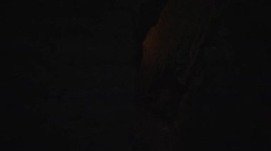 Karanlık Gece 'de Yanan Meşale Işığı Tutan Adam Orman Mağarası' nı Keşfediyor. Yüksek kalite 4k görüntü