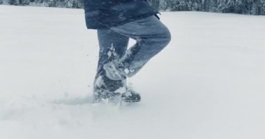 Kayıp ve Yorgun Kışın Macera Gezisi Yürüyüşü. Yüksek kalite 4k görüntü