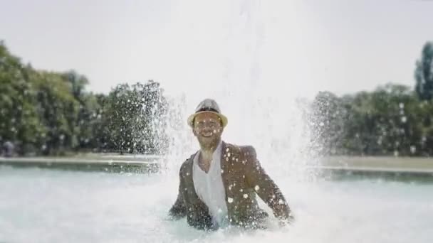 Happy Young Man Tańczący Fontannie Wodnej Okresie Letnim Wysokiej Jakości — Wideo stockowe