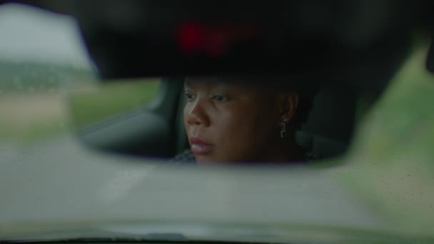 Femeie Păr Negru Creț Conducere Auto Oraș Lumini Trafic Noapte — Videoclip de stoc
