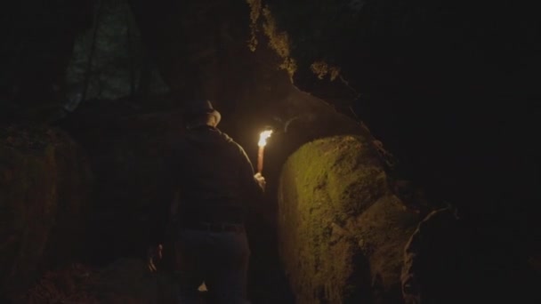 Muž Držící Hořící Světlo Pochodně Prozkoumávání Lesní Jeskyně Krajiny Temné — Stock video