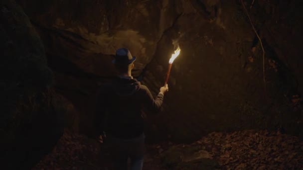 Man Die Een Brandende Fakkel Vasthoudt Die Forest Cave Landscape — Stockvideo