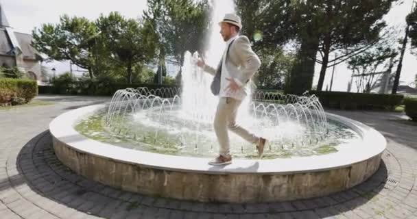 Happy Young Man Dancing Water Fountain Inglês Imagens Fullhd Alta — Vídeo de Stock
