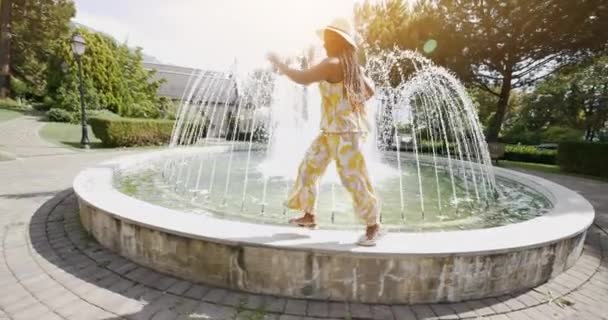 若い陽気なアフリカの女性が夏の水噴水で踊っています 高品質のフルHd映像 — ストック動画