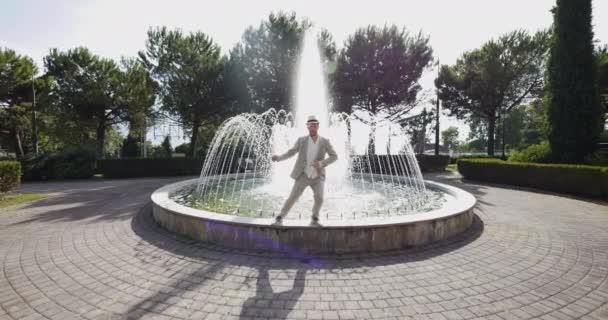 Щасливий Молодий Чоловік Танцює Водному Фонтані Літній Час Високоякісні Fullhd — стокове відео
