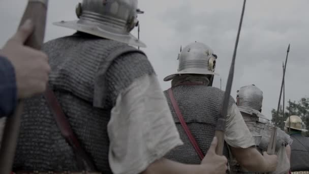 装备盾牌和矛的历史军事勇士部队 — 图库视频影像