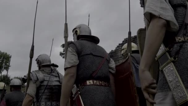 装备盾牌和矛的历史军事勇士部队 — 图库视频影像