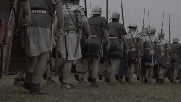 Historiska Militära Krigartrupper Beväpnade Med Sköld Och Spjut — Stockvideo