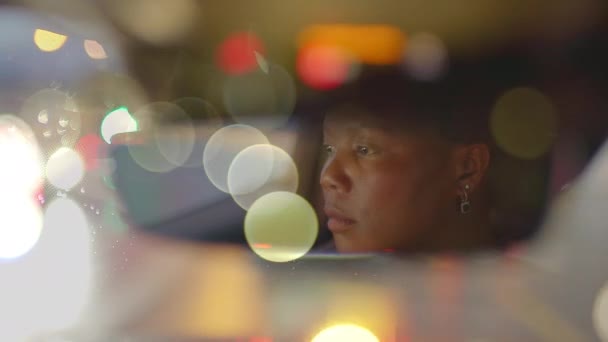 Jovem Mulher Africana Dirigindo Carro Urban City Street Commuting Imagens — Vídeo de Stock