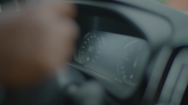 Kobieta Czarnymi Kręconymi Włosami Kierowca Samochodu Mieście Nocy Światła Drogowe — Wideo stockowe