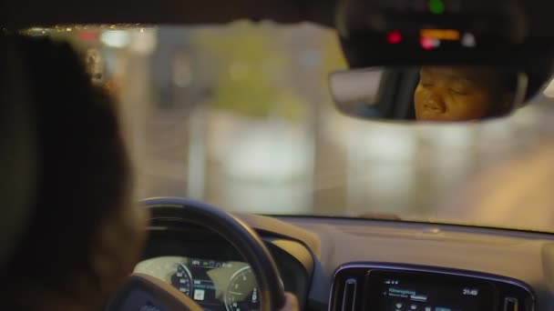 Weibliche Person Mit Schwarzen Gelockten Haaren Steuer Eines Autos Der — Stockvideo